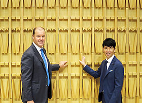 左からウェバー社長、佐藤氏（壁面は漢字の「未来」をモチーフとしたデザイン）